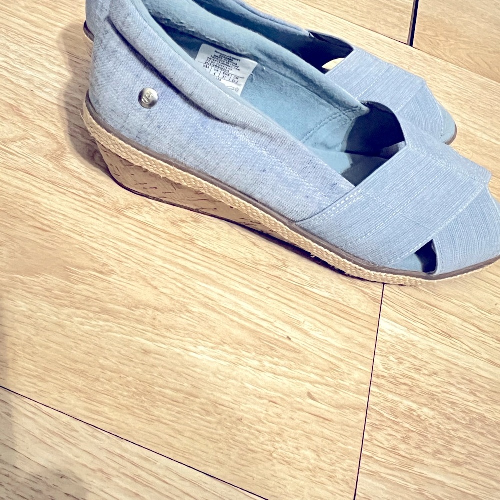 SHOES - Picture 3 of 3